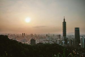 台湾技术“双螺旋”经济金融分析：芯片主导地位与新兴机器人产业 (2024-2025)