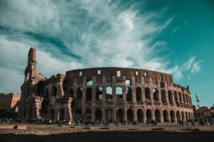 Análisis Económico y Financiero de Italia 2025: Resiliencia Cíclica frente a Desafíos Estructurales en el Contexto de la UE