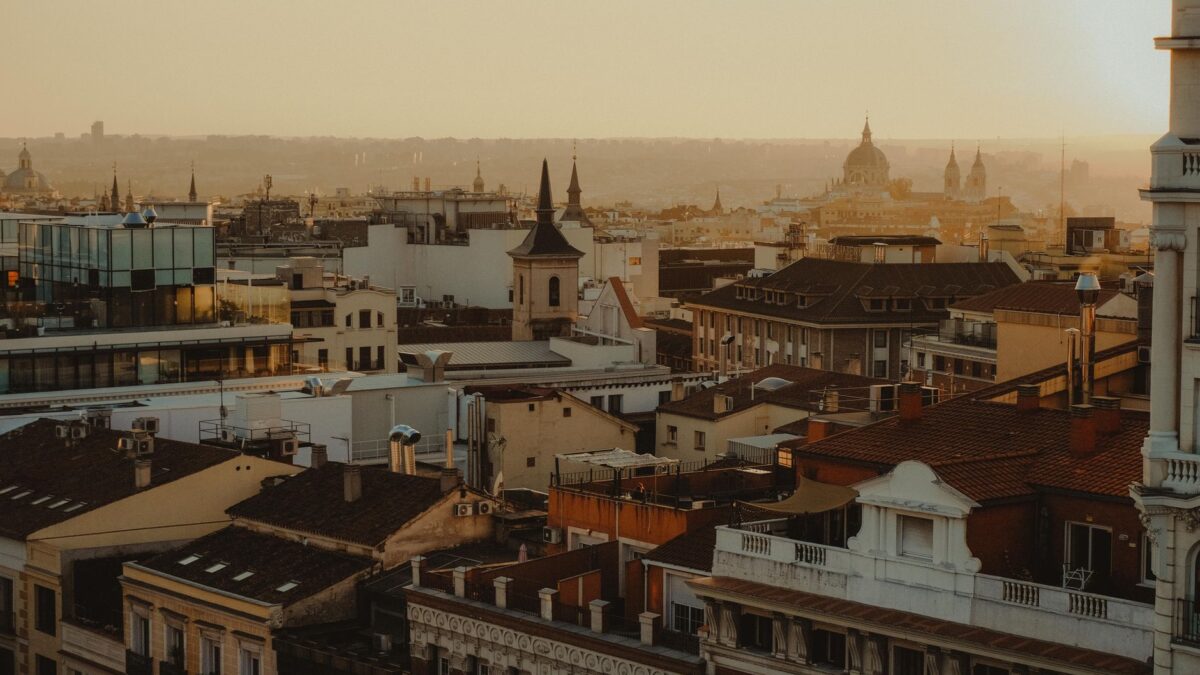 Economía española en 2026: crecimiento moderado, empleo resiliente y el nudo de la vivienda