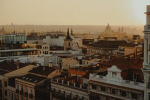 Economía española en 2026: crecimiento moderado, empleo resiliente y el nudo de la vivienda
