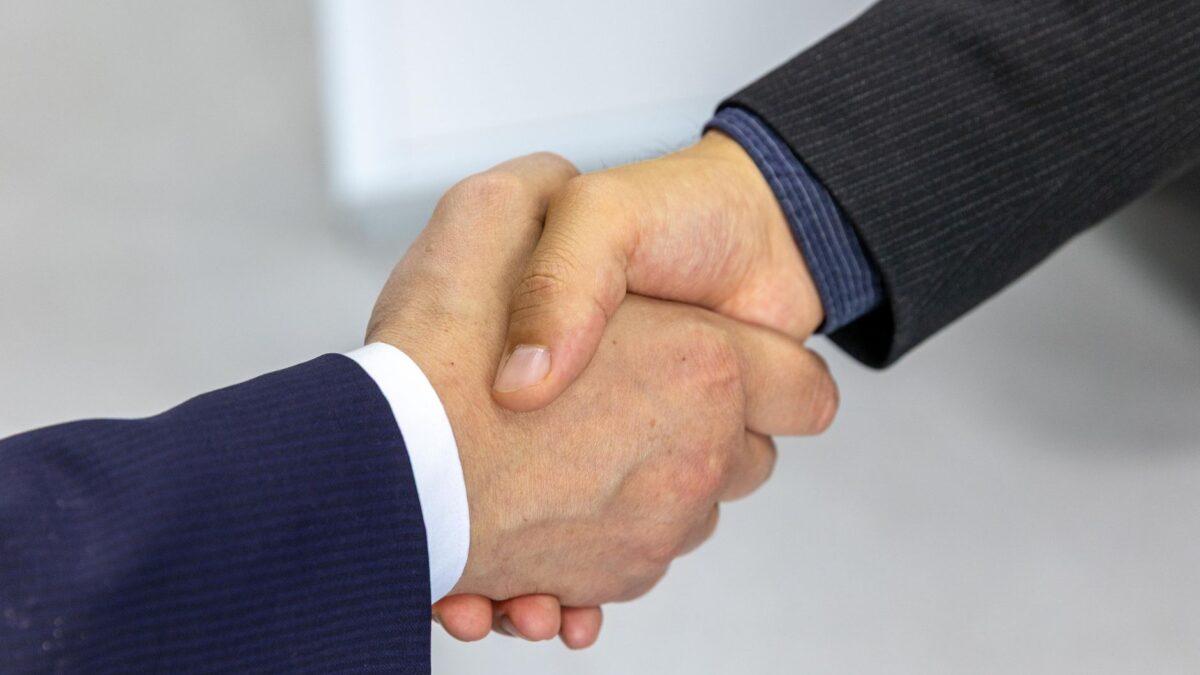 Cuánto cuesta realmente contratar al primer empleado: coste empresa, bruto y neto explicados
