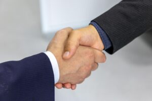 Cuánto cuesta realmente contratar al primer empleado: coste empresa, bruto y neto explicados