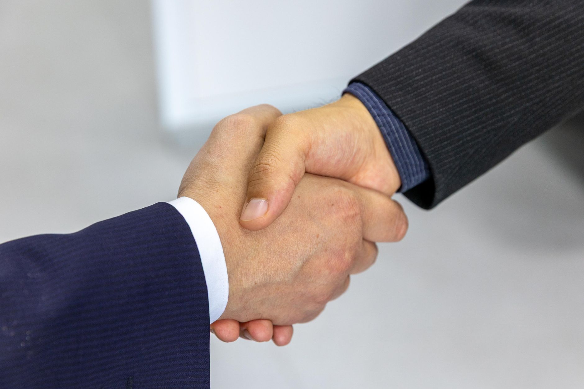Cuánto cuesta realmente contratar al primer empleado: coste empresa, bruto y neto explicados