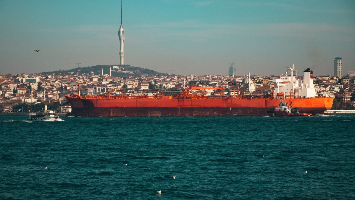 Ormuz en el punto de mira: por qué tiembla el petróleo y qué significa para los mercados