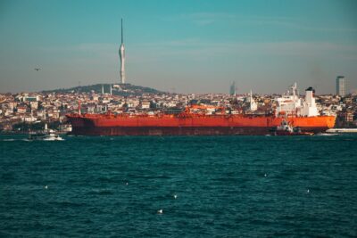 Ormuz en el punto de mira: por qué tiembla el petróleo y qué significa para los mercados