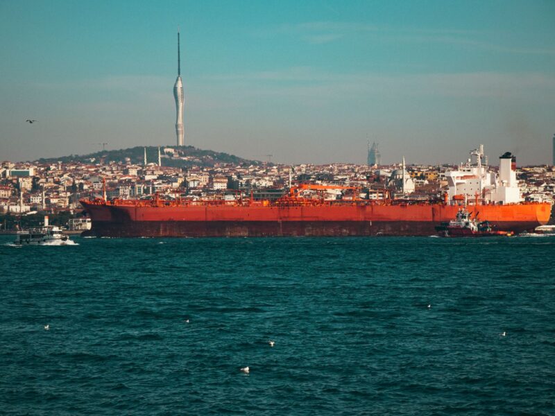 Hormuz nel mirino: perché trema il petrolio e cosa significa per i mercati