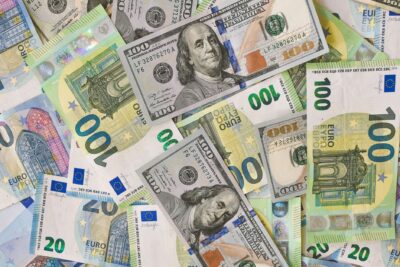 Euro-dólar débil: qué implica para las empresas españolas