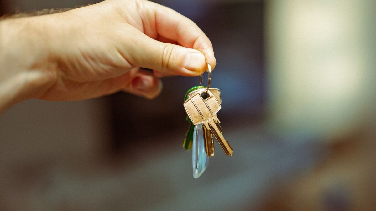 Alquilar un piso como vivienda o como oficina: así cambia el IVA (y la retención)