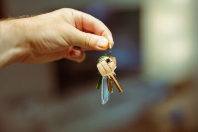 Alquilar un piso como vivienda o como oficina: así cambia el IVA (y la retención)