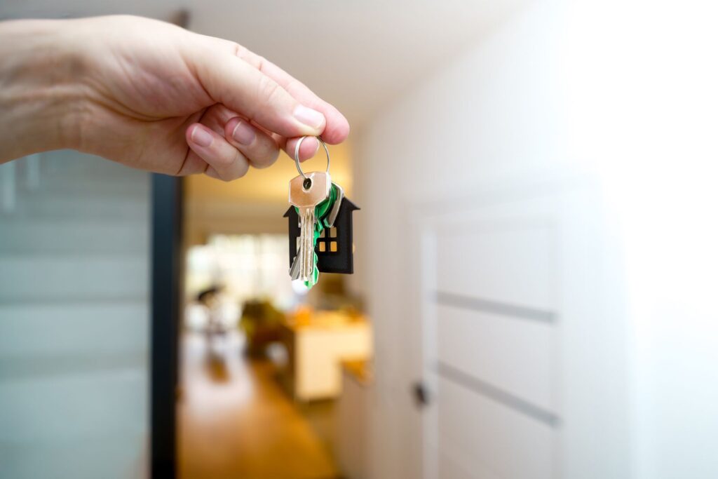 Alquilar tu piso en España: así tributan los propietarios residentes y no residentes