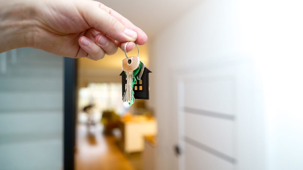 Alquilar tu piso en España: así tributan los propietarios residentes y no residentes
