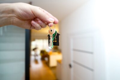Alquilar tu piso en España: así tributan los propietarios residentes y no residentes
