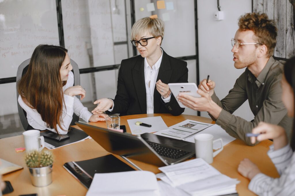 Contratar a tu primer empleado en España: guía para empresarios extranjeros