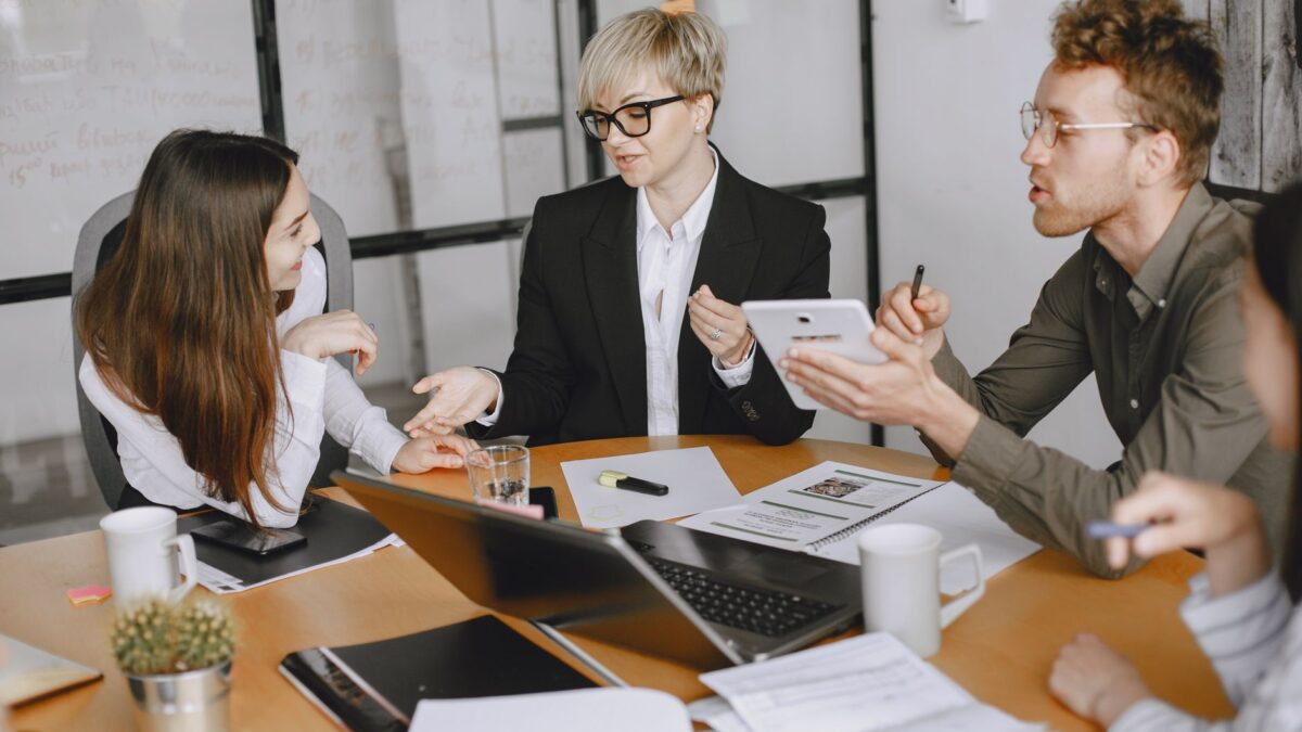 Contratar a tu primer empleado en España: guía para empresarios extranjeros