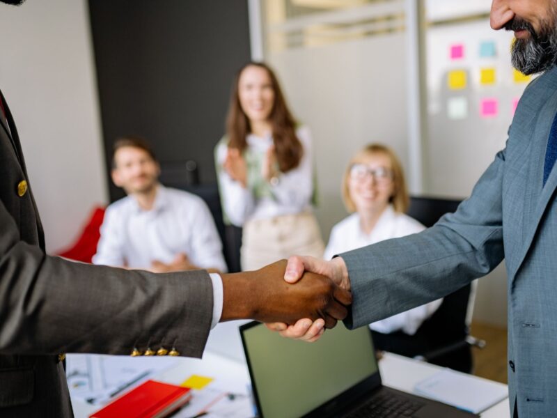 Recruter son premier salarié : combien coûte réellement une fiche de paie pour l&rsquo;entreprise