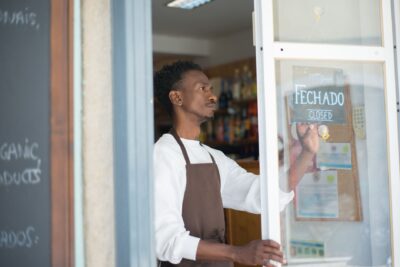 La economía resiste, pero resistir no es estar a salvo