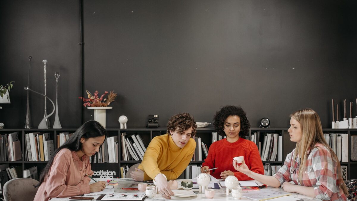 Contratar a tu primer empleado en España: guía para empresarios extranjeros